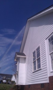 Clean white vinyl siding after soft washing